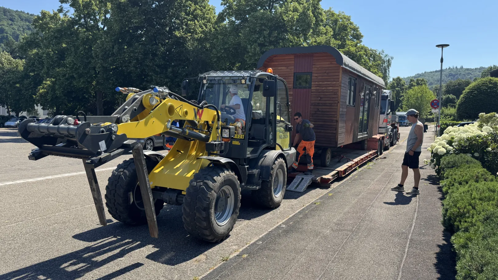 Die Anlieferung meines neuen zu Hause mit dem Schwertransporter Ich höre zu – ein Jahr im Schweigen