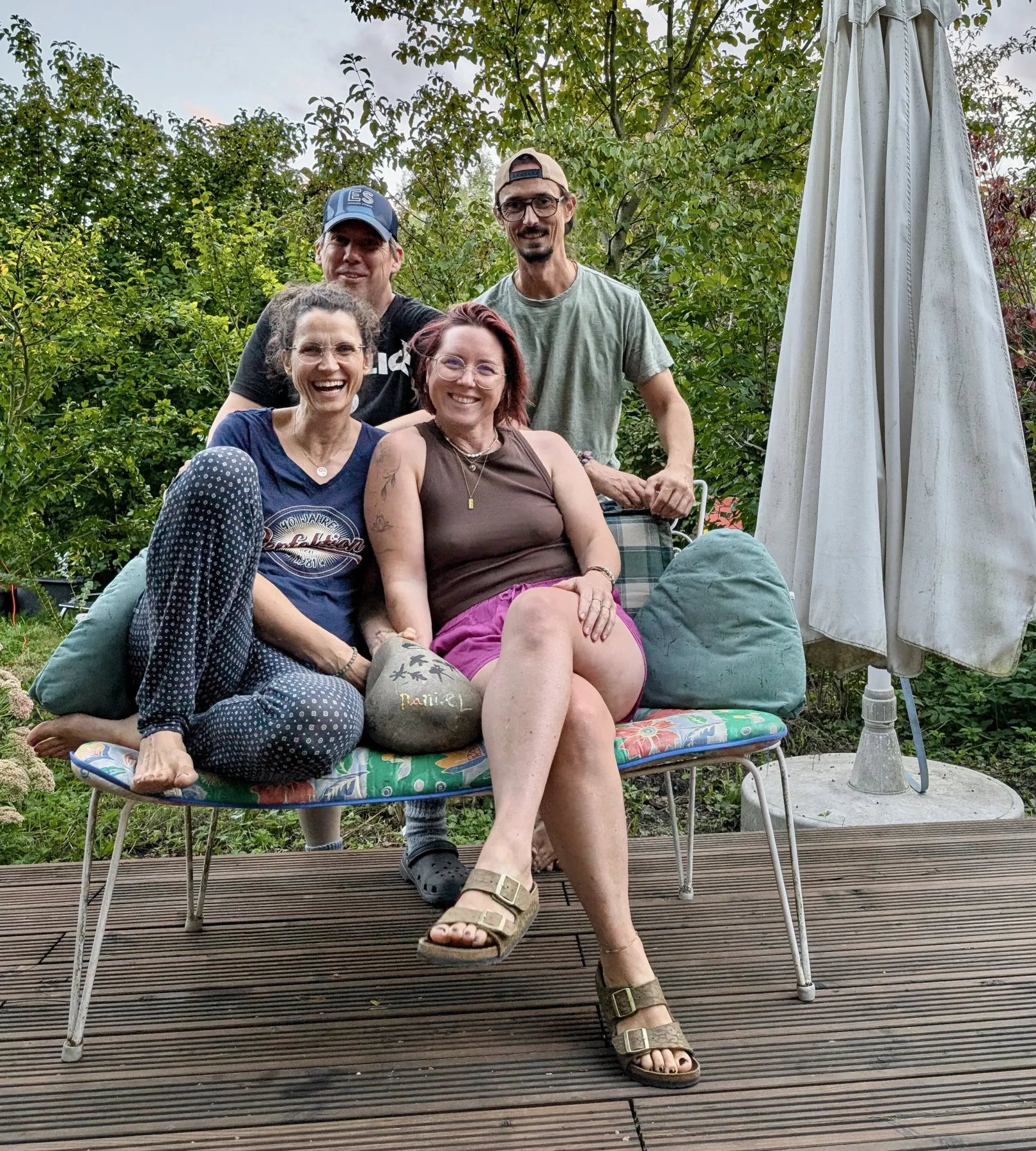 Alena und Chris (rechts) mit ihren Freunden, die mich herzlich aufgenommen haben Ich höre zu – ein Jahr im Schweigen