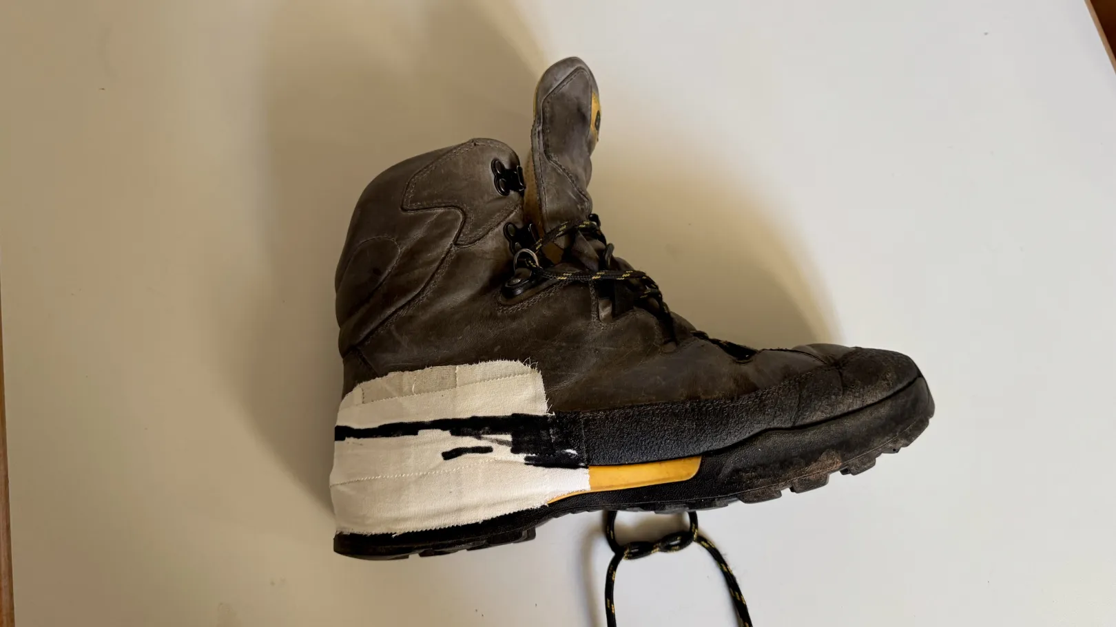 Meine getapten Schuhe, bei denen sich die Sohle gelöst hat. Ich höre zu – ein Jahr im Schweigen